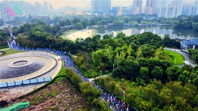 36岁体育老师李子成再夺冠!他的传奇人生比马拉松更燃(图1)